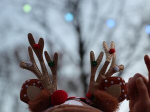 Nahaufnahme eines weihnachtlichen Haarreifs in Rentiergeweih Optik.