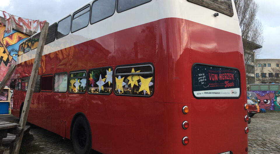 Evangelische Grundschule hilft bei der Busdekoration