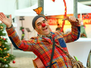 Clown macht fröhliche Grimassen.