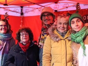Gruppenbild: 4 Frauen und ein Mann. Zwei links und rechts im Rentier-Kostüm.