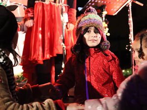 Im Dunkeln. Kinder vor der Bühne.